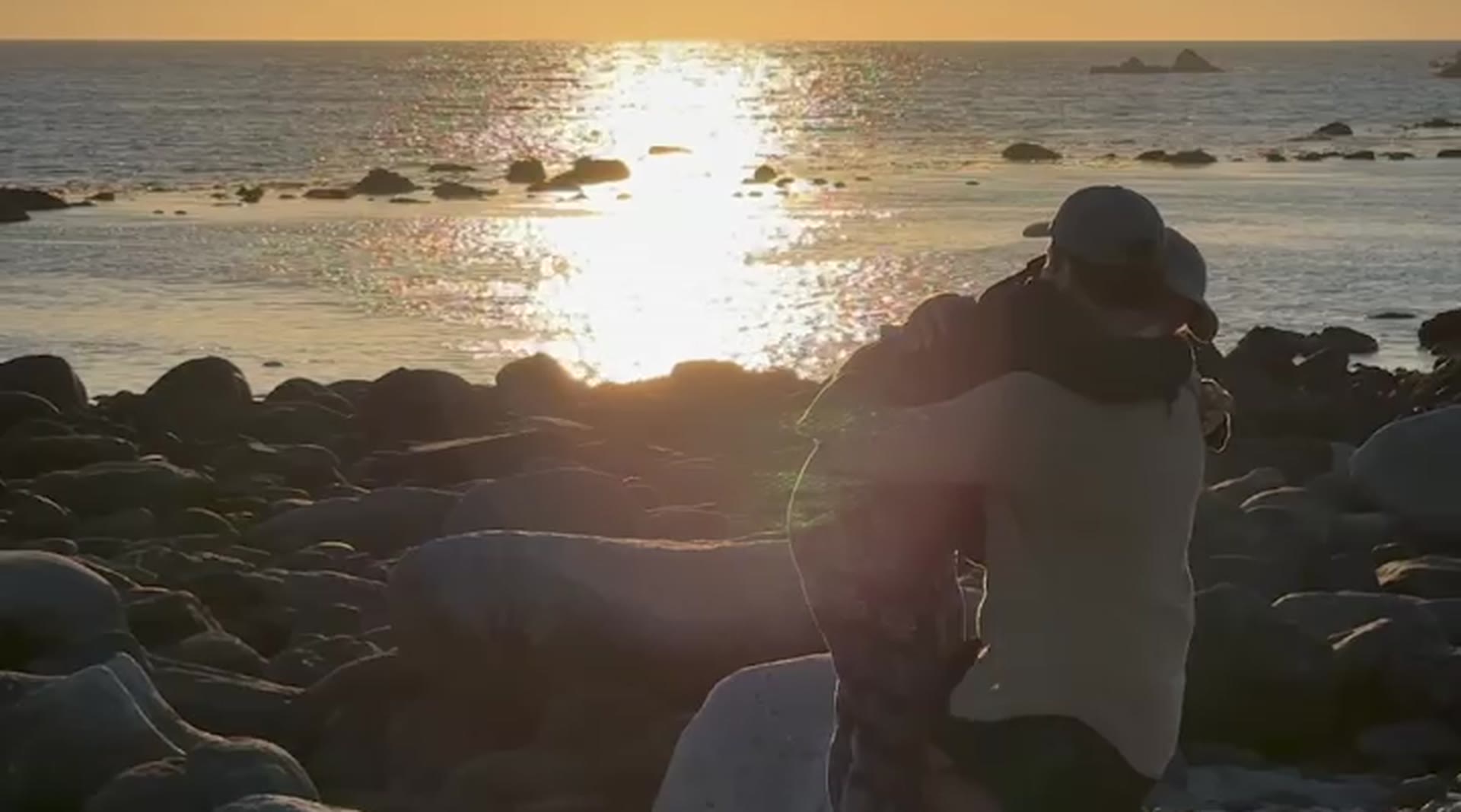 El beso de la propuesta al atardecer