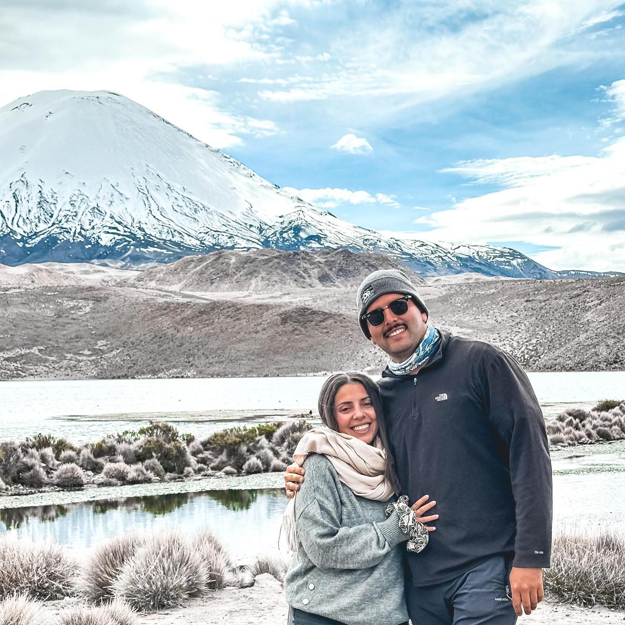 Volcán nevado en el altiplano