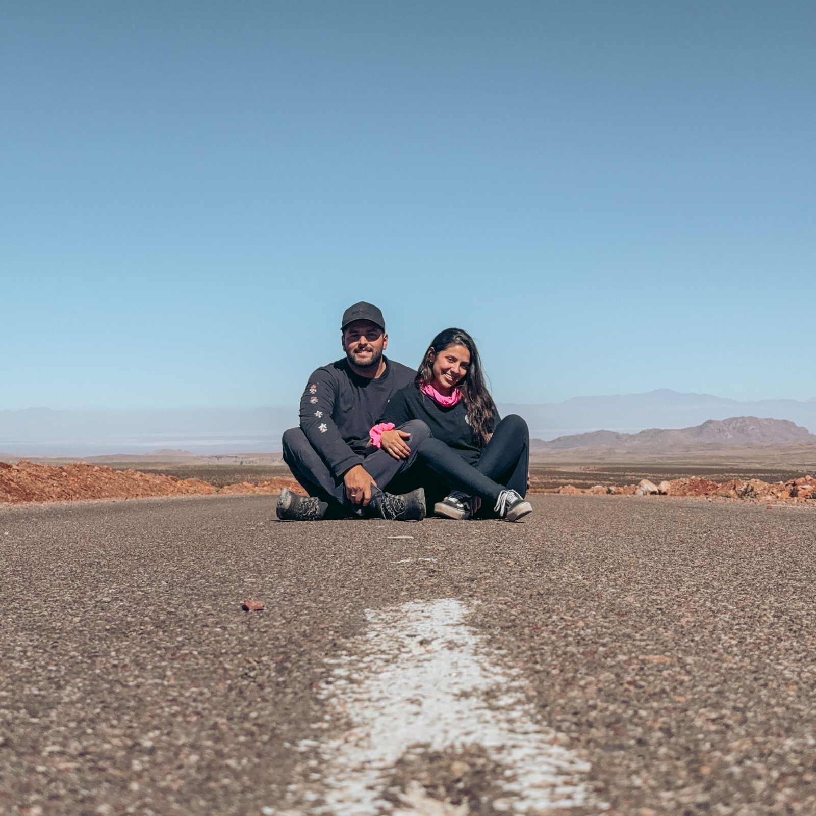 Sentados en medio de la carretera